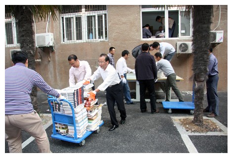 我院组织图书搬迁义务劳动