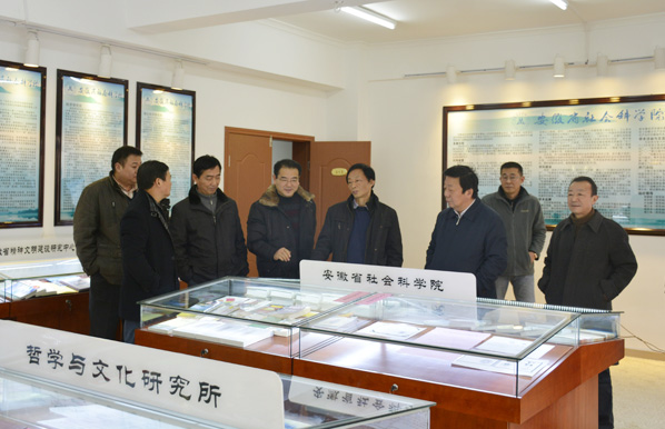院领导调研科研成果展厅布展情况