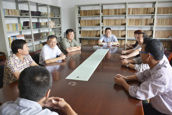 朱士群院长走访慰问全体科研人员