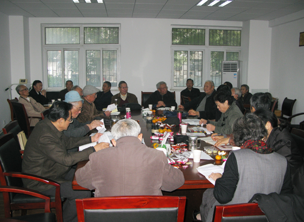 离、退休干部党支部先后组织学习十八届四中全会精神