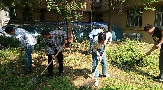 我院部分党团员参加义务劳动