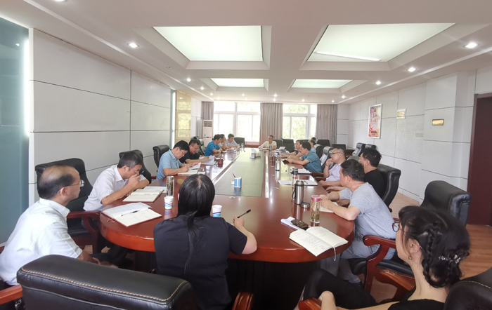 曾凡银主持召开“三个以案”警示教育学习研讨会