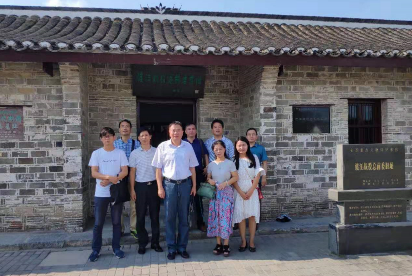 杨俊龙参加机关四支部革命传统教育和国防教育活动