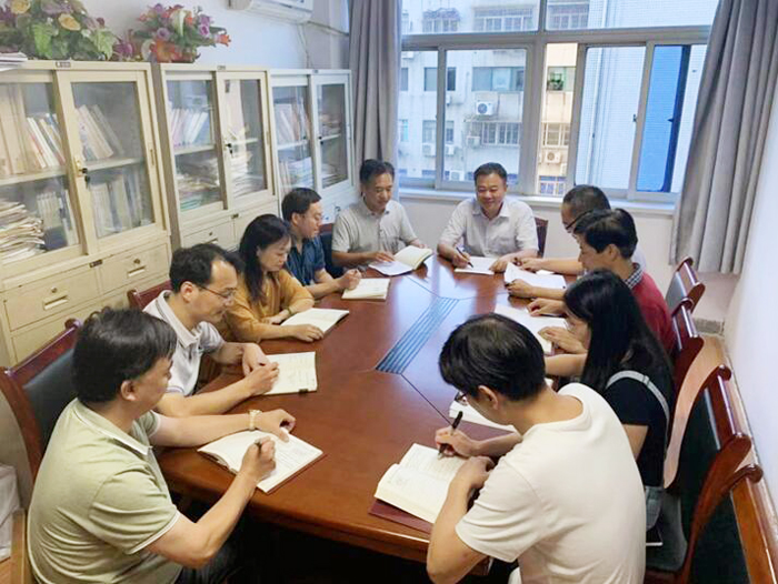 杨俊龙参加机关四支部组织生活会