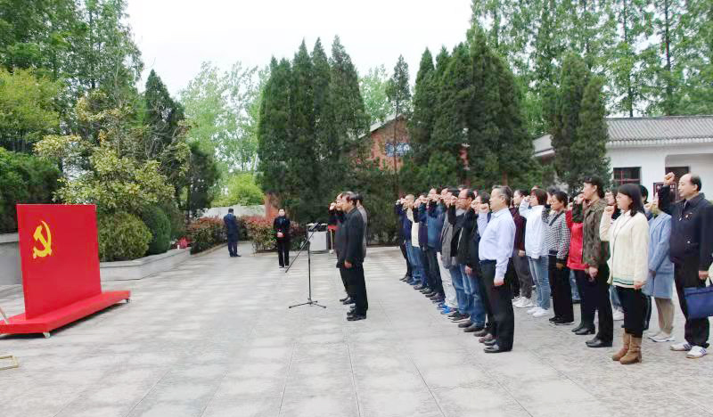 省社科院组织党员干部赴寿县小甸镇革命烈士陵园开展党史学习教育系列活动